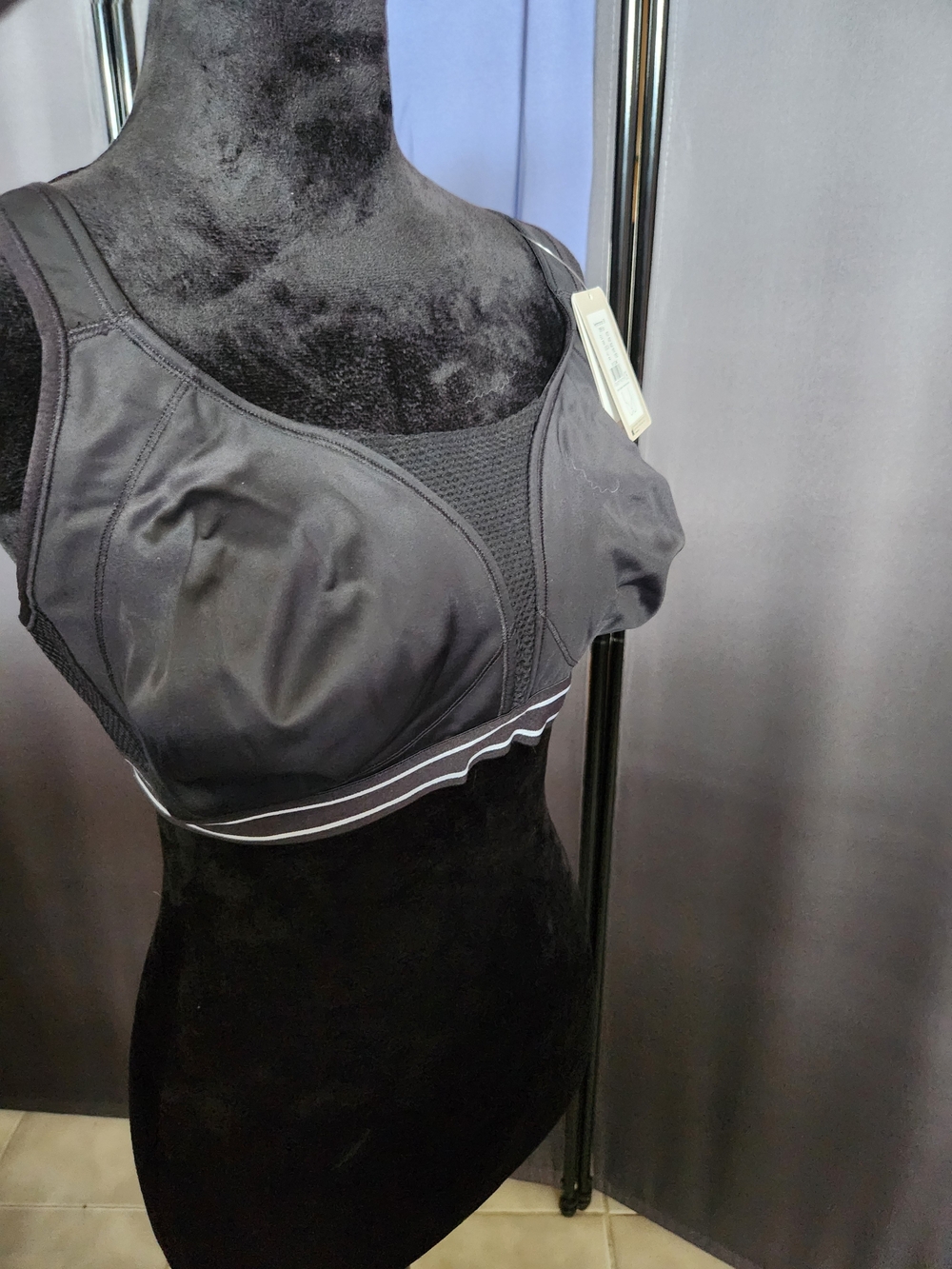 High-Support Wireless Sports Bra in Black